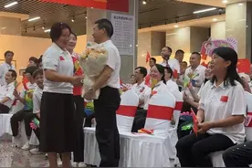 全红婵卫冕奥运冠军，家乡观赛团掌声雷动，跳水队小女孩：姐姐是我的偶像图片