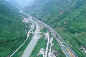 穿山越峦，高速铺就致富民生快车道图片