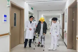 集采医保惠民生 茂名信宜髋关节痛十年老人经人工关节置换重获行走自由图片