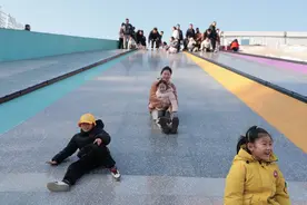 周末阳光正好，北京市民享受亲子时光图片