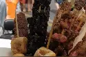 拍客｜父亲带“烧烤花束”迎接中考完的儿子：很多人围观，儿子也很高兴图片