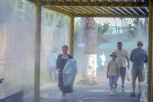 户外玩很热？武汉动物园有玩水的快乐！水雾+空调=20℃+