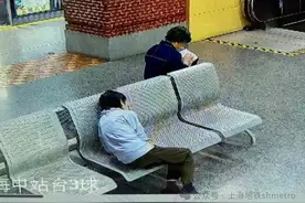 “尴尬”何以化解？老人腹泻寸步难行 车站及时伸出援手图片