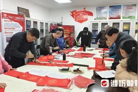 老少携手写春联 翰墨飘香添年味图片