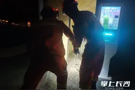 公共厕所里溜进一条毒蛇，消防及时抓捕图片