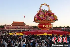 超30万民众国庆日清晨天安门广场观升旗图片