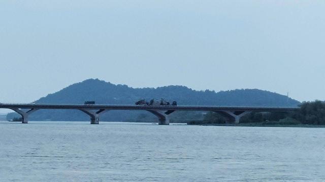 江苏溧水：降温了，卧龙湖畔秋景初现