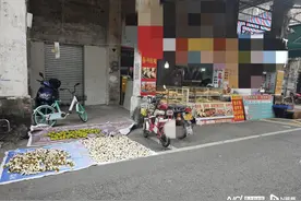 江门长堤历史文化街区：商铺花式占车位，游客打卡停车难图片