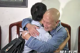 “没有你的坚持，我找不到父亲！”一起交通事故助失散20年的父女团圆了图片