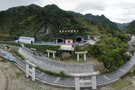 康略高速黑马关特长隧道左线向最后1000米冲刺图片