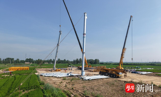 江苏省送变电公司：滨海~鹤栖500千伏线路工程跨越塔组立