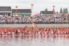 湖南益阳兰溪双桡龙舟表演赛吸引超15万人现场观赛图片