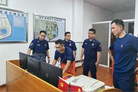 增设38个分指挥点，启动大话务量接警模式 上海消防救援力量全员上岗，严阵以待迎战台风图片