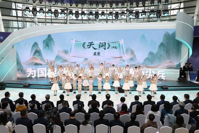 上海科技先锋分享创新故事，华山医院院长和脑机接口植入病人一同上台