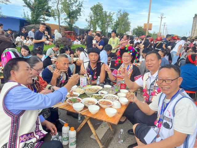 万人同跳弦子舞，长街共饮团结酒！砚山火把文化活动燃情绽放