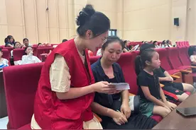 阳信县信城街道：“绿书签”进观影现场 文明风入群众心间图片