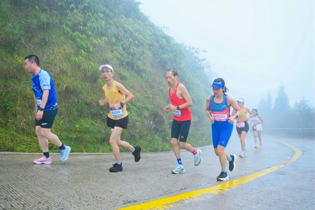 “巅峰湖南・2025” 登山赛（蓝山站）举行，1300余名跑友竞逐云冰山