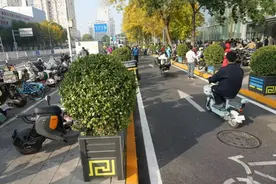 停车进出更顺畅 外卖车辆“有地停” 北京完成146家商场交通治理图片