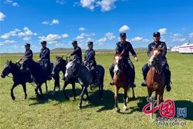 边疆党旗红丨边境“马背警队”：边境由我们守护，请祖国放心图片