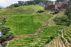 广西龙胜：欢度多彩“晒衣节”图片