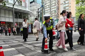 高考首日，考场外突发状况不断，上海3000名警辅力量及时应对图片