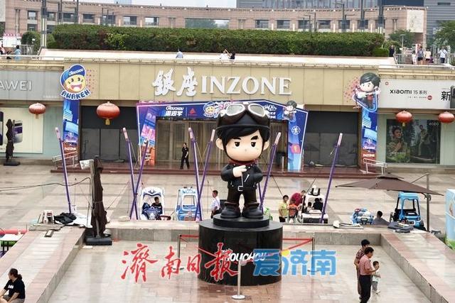 “周同学”IP雕塑空降济南银座商城，开启泉城广场潮流文化新体验