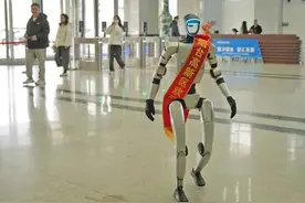 人形机器人“闪现”烟台高新区图片