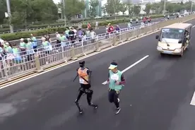 首个人形机器人半马完赛，天工Ultra冲线夺冠图片