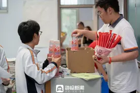 干杯！日照实验高中的这位班长为全班同学买奶茶图片