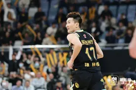休赛期CBA各家动作不断，周琦、郭艾伦转会大戏落幕，浙江双雄“以不变应万变”图片