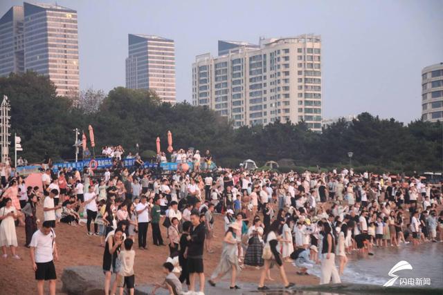 日照：人潮占领海岸线！市民游客齐聚灯塔景区