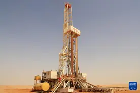 荒漠中钻出“生命之泉”——沙漠里的中国打井队图片