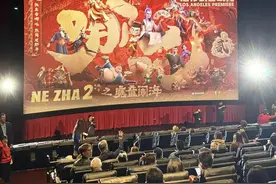 《哪吒2》海外首映礼，有观众哭花眼妆：真得给我们中国人骄傲坏了！图片