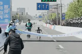 全球首个人形机器人半马开跑，冠军出炉图片