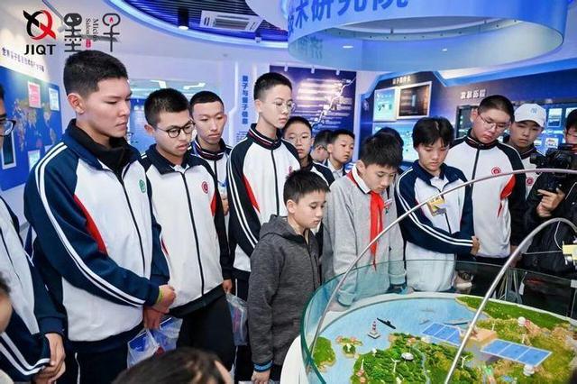 济南高新区实验中学量子班学子共赴微观世界，探索科学发展的奥妙