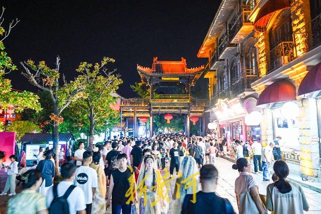 越“晚”越精彩，枣庄台儿庄古城点亮文旅新“夜”态