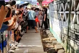 全红婵家门口被堵得水泄不通！网友拍不到人拍衣服：这是婵宝的衣服吗？图片