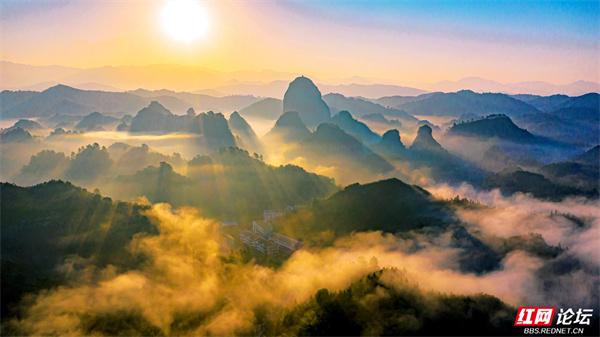 云雾作幕，丹霞为台：独岩峰的“天际线独舞”