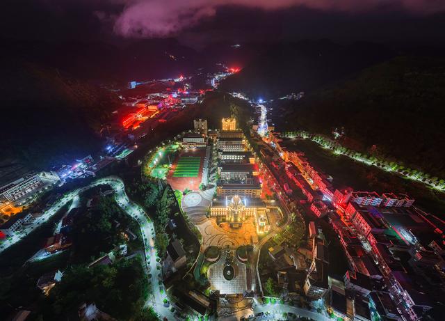 巴东野三关：夜幕下的山城幻梦