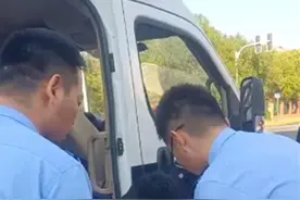 电动轮椅超标无法乘坐有轨电车，民警开警车帮6名群众换乘图片