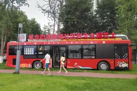 成都首辆，报废公交车“变身”安全主题巴士开进社区图片