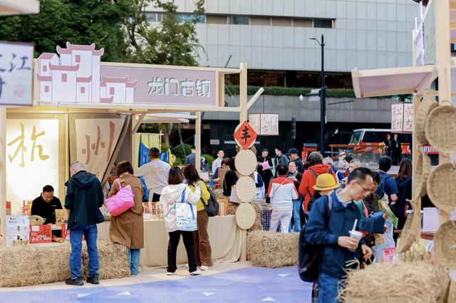 一幅“深秋的富春山居图”，“空降”上海黄浦江畔