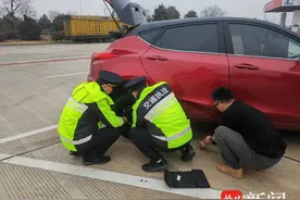 返程路上车胎漏气，执法人员热心当起“修车师傅”图片
