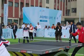 孙颖莎来了！国乒名将走进成都校园“秀”球技图片