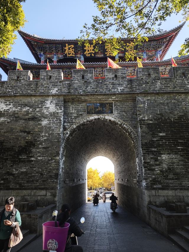 大理古城玉洱路，“满城尽带黄金甲”