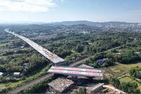 2.3万吨旋转104°，醴娄高速上跨沪昆铁路桥成功转体图片