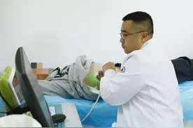 警惕！三种感冒药一起吃，小伙变成“小黄人”，这样肝脏很危险……图片