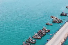 一座海滨小城的大日子图片