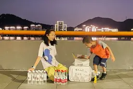 小学生姐弟暑期摆摊月赚两千！爸妈点赞：比上兴趣班更能受益图片