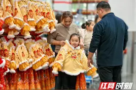组图 | 长沙春节氛围感“拉满” 年货经济带动消费热潮图片